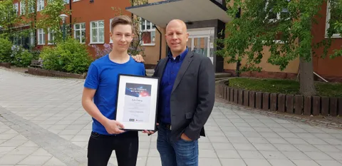 Nelab och Comdate delar ut stipendie till elev på Strömbacka